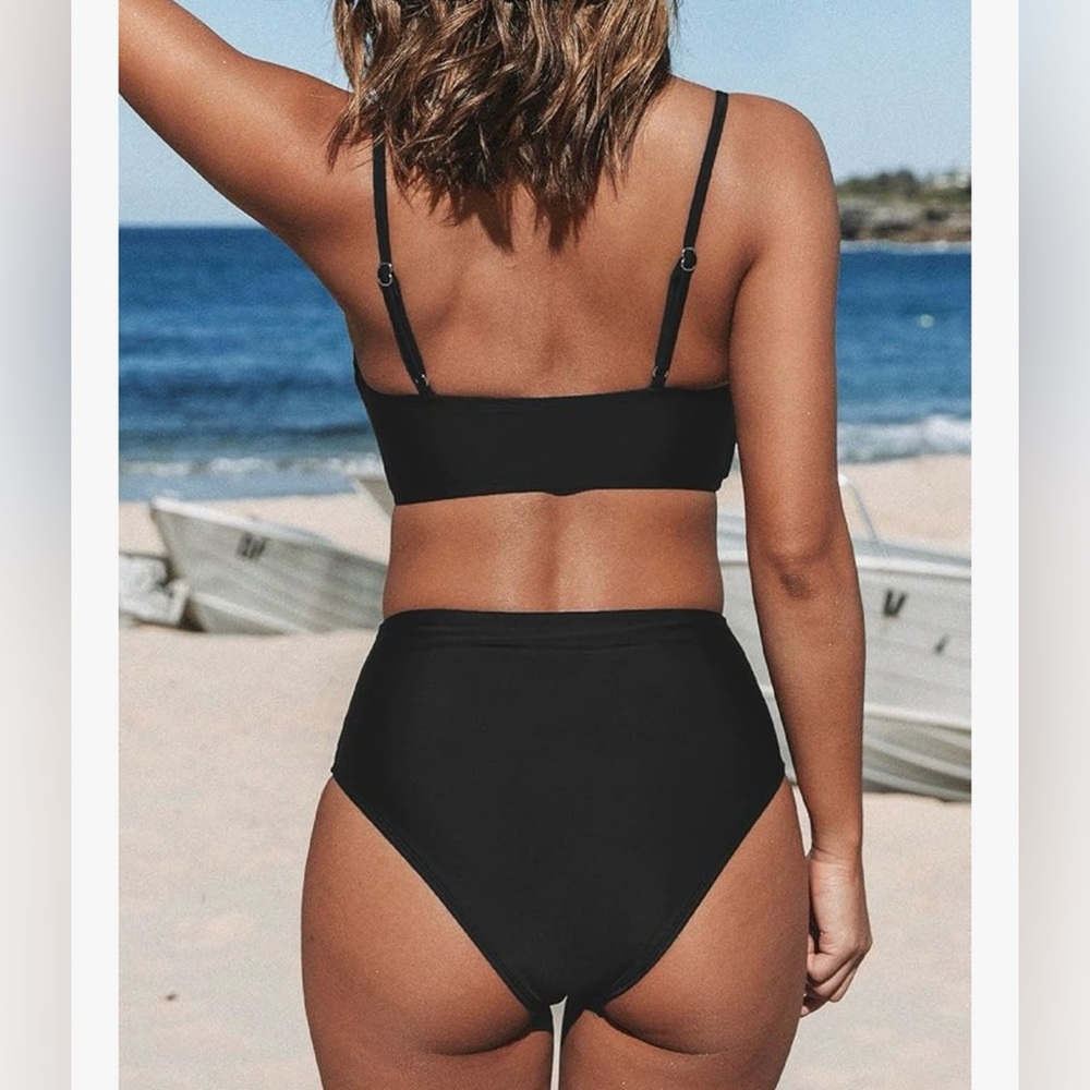 black bikini - Picture 4 of 5